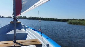 Проход узкого участка реки под парусом
