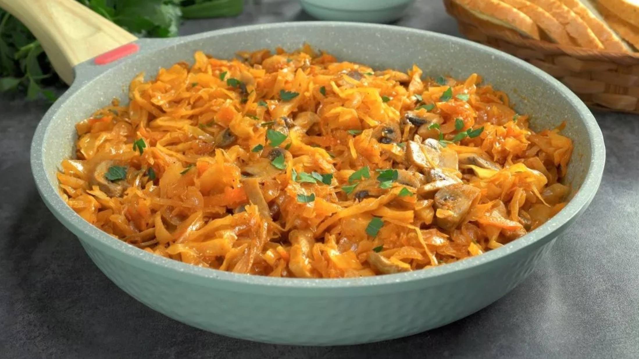 ТУШЕНАЯ КАПУСТА С ГРИБАМИ. Приготовив однажды, захочется повторить! Рецепт от Всегда Вкусно! смотреть онлайн