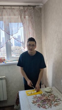 Нарезаем яйца для Окрошки
