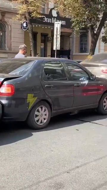 Горячий тройничек на Сумской   На Стекляшке МЖМ: немец-итальянец-немец. Пробки вроде нет