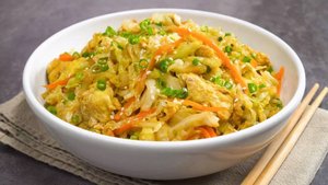 Вкусный ужин за 25 минут! ЖАРЕНАЯ КАПУСТА С ЯЙЦОМ по-азиатски. Рецепт от Всегда Вкусно!