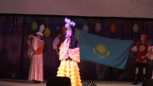 Саратовская девочка поёт .