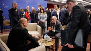 Никол Пашинян и Ильхам Алиев провели переговоры на полях саммита в Албании