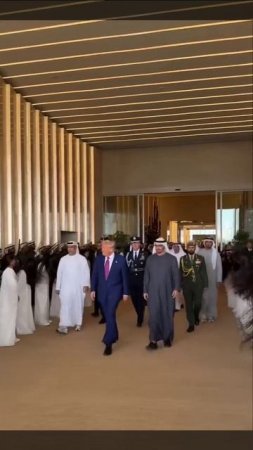 В Катаре Трампа приветствовали кучей женщин с длинными волосами, которые машут ими