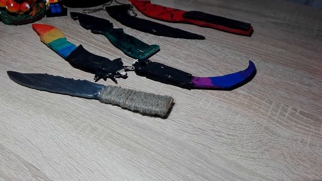 колекция ножей из дерева
