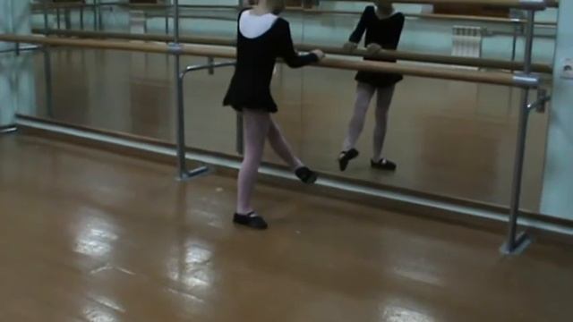 Работаем над Батман Жете. Первые упражнения у станка, подготовка к следующим занятиям. смотреть онлайн