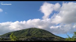 Вид на гору Машук с красивыми облаками весной