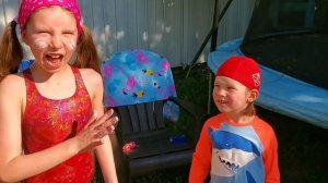 Майк и Анна купаются в бассейне(Water slide for kids)