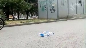 Тупой скейтер упал и сел на бутылку!