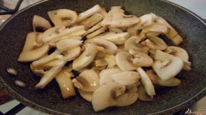 Слоеный салат с курицей и жареными грибами