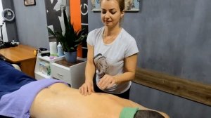 4 1 Медовый массаж на спине мужчине.