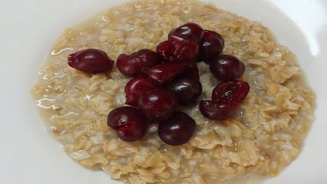 Овсяная каша со смородиновым сиропом и вишней