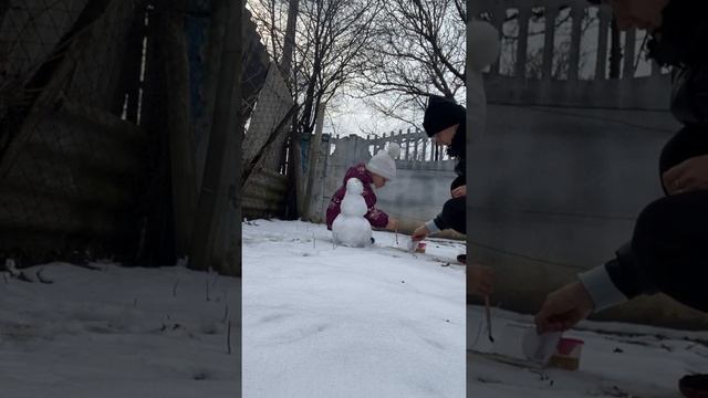Саша лепит снеговика весной смотреть онлайн