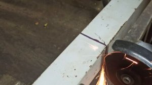 Хитрый китаец придумал полезную самоделку для работы с болгаркой.