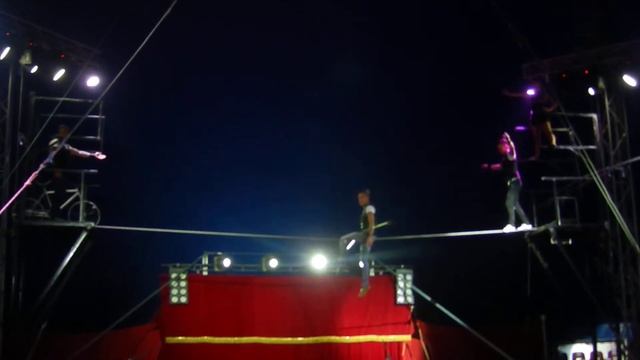 Фаер-шоу и выступление крутых эквилибристов с Колумбии в Кобзов цирке (Kobzob circus) 18.08.2018 смотреть онлайн