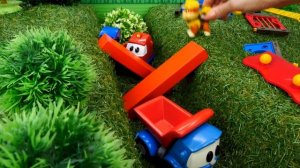 Щенячий патруль спасает грузовичка Леву. Детское видео. Машины сказки из игрушек