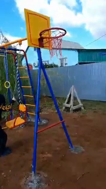 Уличная площадка с качелями и баскетбольным кольцом д