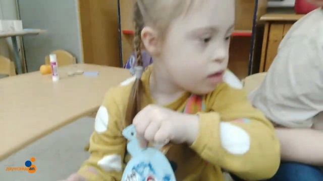 Новогодняя аппликация “елочный шар”. Творчество с ребенком смотреть онлайн