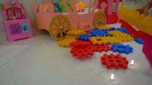 Диана и Рома -Диана и Рома играют с конструктором