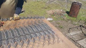 Как развернуть рулон сетки-рабица.