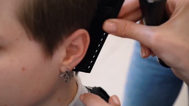 DEMETRIUS | Стрижка ПИКСИ с короткой челкой для молодой дев смотреть онлайн