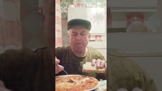 Приготовил борщ из свиных ребер у бати в гостях. едим с аппетитом.