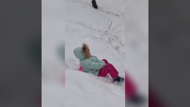 СНЕГ выпал, Лера и Руслан на прогулке смотреть онлайн