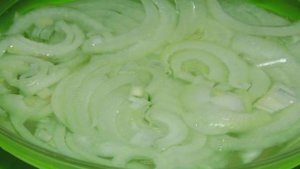 Салат из маринованных вешенок, ветчины и яиц