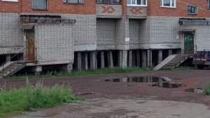 Воркута. Пятиэтажки на сваях. Заброшенные пятиэтажки. Вокзальная улица. Россия, Республика Коми.