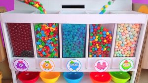 Диана и Рома -Игрушки Прилипли к Маминому Лицу