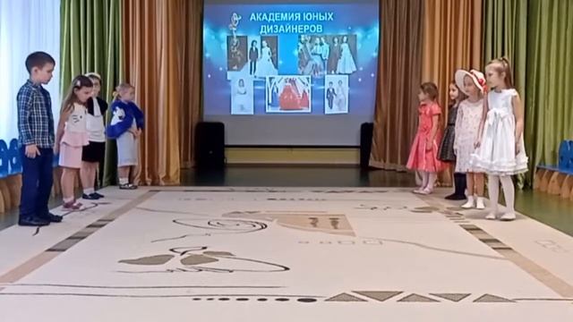 Модное дефиле в музыкальном зале детского сада. смотреть онлайн