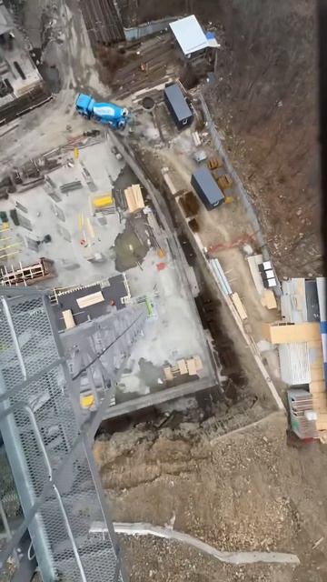 Заливка лифтовой шахты: сложный процесс на стройке! 🏗 смотреть онлайн