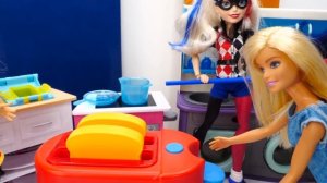 Куклы Леди Баг и Барби - Супергерои в детском садике. Видео с куклами для девочек
