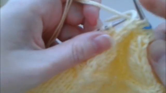Берет спицами с аранами