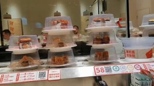 Прикольная подача еды в японском кафе, цена зависит от цвета тарелочки