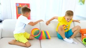 Влад и Никита Дети играют в летние игры и активности на улице