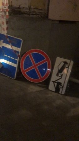 Почему выбросили дорожный знак?