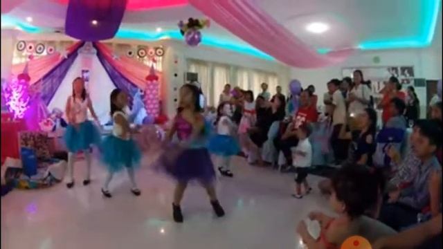 Белокожица Кейра поёт песню психушка смотреть онлайн