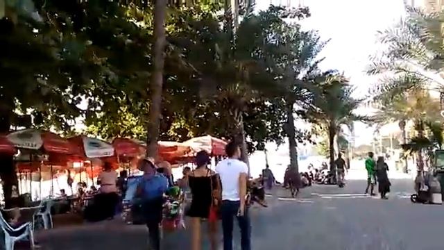ананасы, креветки, тапочки