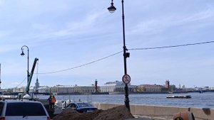 Вид с Дворцовой набережной Санкт-Петербурга, на которой полным ходом идет ремонт