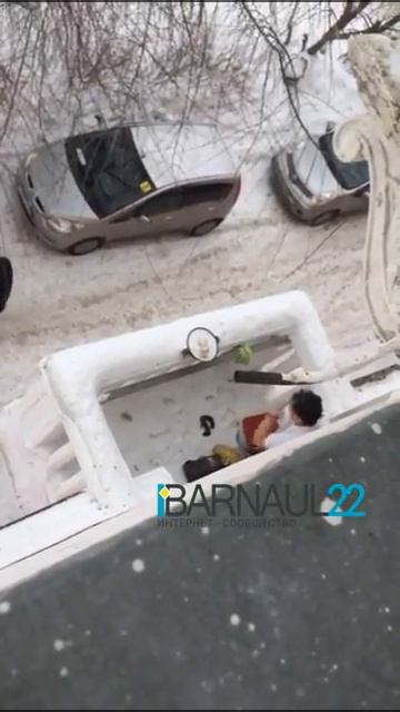 Угрожает "скинуть снежок" смотреть онлайн