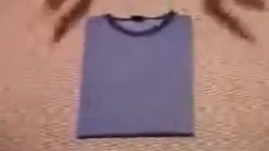 Как быстро и ровно свернуть футболку