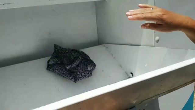 Сдаём купальник в контейнер для использованной одежды в Аланья, Турция, октябрь 2019г. смотреть онлайн