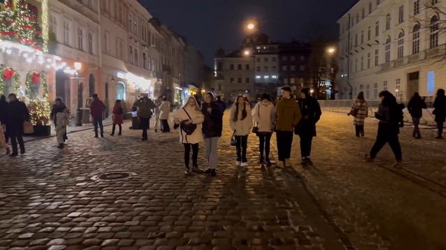 Тепла вʼязана шапка. Львів дівчата мода центр. львів?