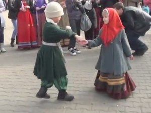 Частушки, пляски на гулянии в Воскресенском сквере, г.Омск, 2011г.