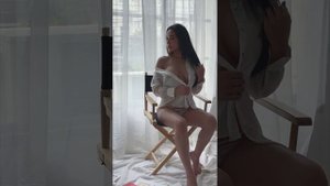 Девушка в мужской рубашке