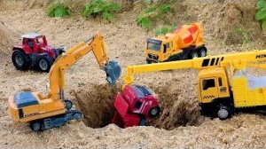 Самосвалы, перевозившие песок, провалились в яму и были вовремя спасены автокраном | BIBO TOYS 262 т