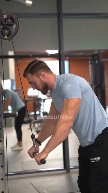 Классика. Разгибание рук стоя. смотреть онлайн