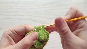 ЛЯГУШКА БРЕЛОК ИЗ ПЛЮШЕВОЙ ПРЯЖИ  КРЮЧКОМ. Свяжет и но?