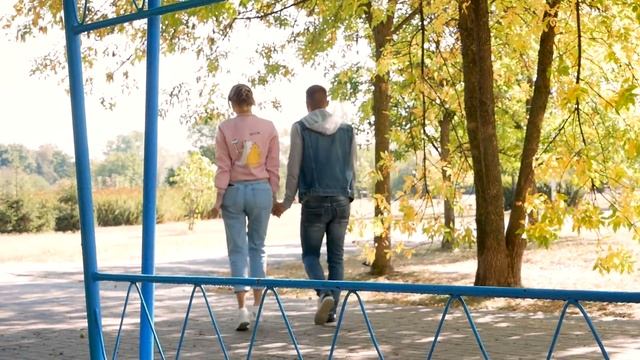 НАЙ-ДОСАДНИТЕ ВЛЮБЕНИ: От малък се пазя за теб! - скечове смотреть онлайн